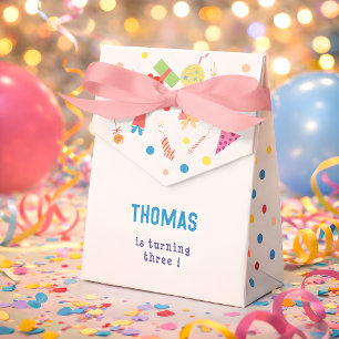 Lasst uns auf dem Trampolin-Springpark Kindergebur Geschenkschachtel
