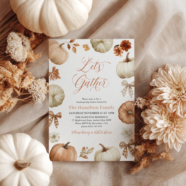 Lasst uns das Erntedankfest Dinner Kürbisbögen sam Einladung (Let's Gather! Thanksgiving invitation with rustic pumpkins and bows. )