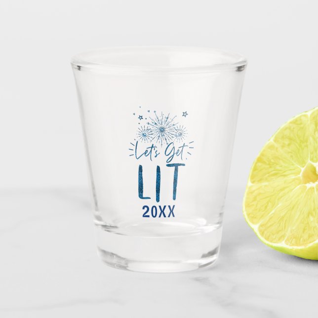 Lasst uns das Silber-blaue Typografie-Silvesterfes Schnapsglas (Vorderseite)