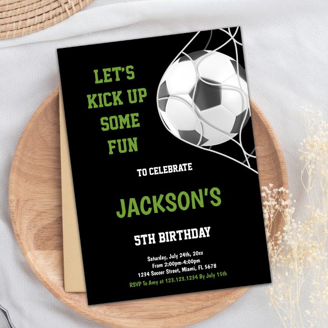 Lasst uns die Einladungen zum Geburtstag von Black (Let's kick up Black Soccer Birthday Invitations)