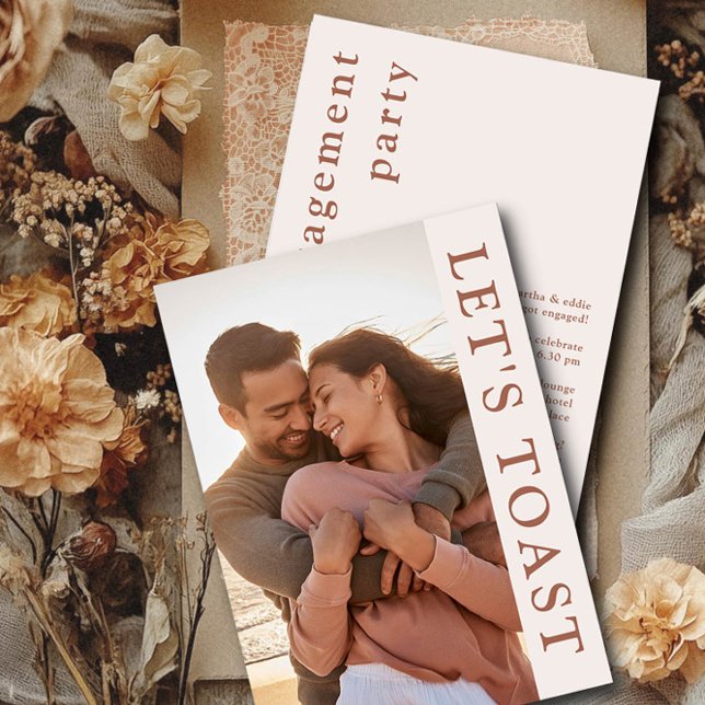 Lasst uns die Foto-Engagement-Partei Toast Einladung (Engagement Photo Invitation from the Engagement Party Invitations collection by Darling & May)