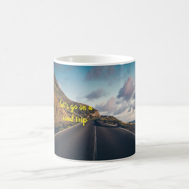 Lasst uns einen Road Trip machen Kaffeetasse (Mittel)