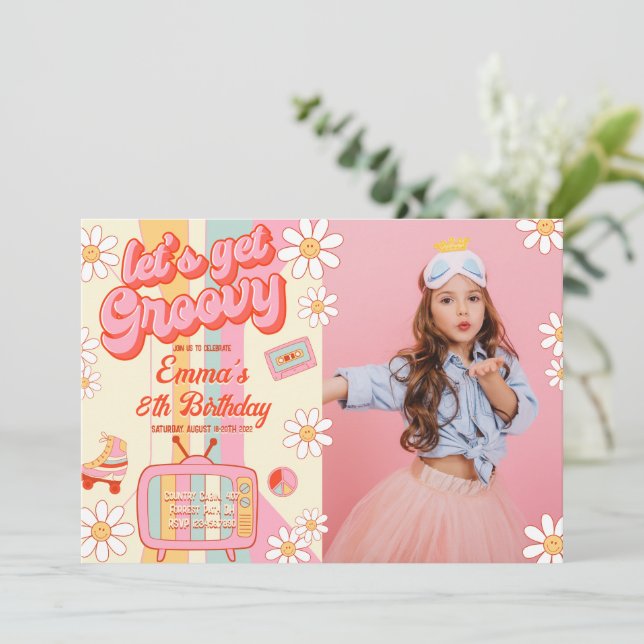 Lasst uns Groovy Birthday Foto einladen Einladung (Stehend Vorderseite)
