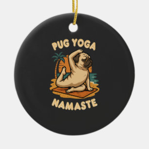 LASST UNS MIT DEINEM MOPSHUND YOGA MACHEN - NAMAST KERAMIK ORNAMENT