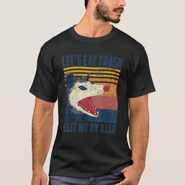 Lasst uns Müll essen und von einem Auto Opossum tr T-Shirt (Vorderseite)