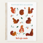 Lasst uns Nüsse Funny Eichhörnchen mit Namen gehen Planer<br><div class="desc">Dieser bezaubernde "Let's Go Nuts"-Planer ist voller Spaß und Funktionalität! Mit einigen der niedlichsten Eichhörnchen der Stadt werden Sie diese kleinen Kreaturen dieses Jahr sicher auf dem richtigen Weg behalten, auch wenn Sie sicher ein wenig verrückt werden. Dieses fröhliche, süße Design auf Ihrem Planer wird Sie jeden Tag lächeln, während...</div>