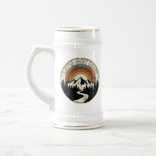Lasst uns Retro-Berg-Abenteuer Outdoor verlieren Bierglas