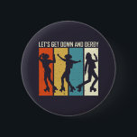 Lasst uns runter und Derby Funny Roller Derby Puns Button<br><div class="desc">Cooles Rollerskating-Design für diejenigen,  die Skate zu rollen,  zu tanzen und Tricks im Skate Park zu tun. Coole Vintage Retro-bedrückte Design-Ware für Freestyle Roller Skater und Roller Derby Player. Ideal für Mädchen,  die im Rollentyteam spielen. Großartiges Weihnachtsgeschenk und Geburtstagsgeschenk für Familie und Freunde.</div>