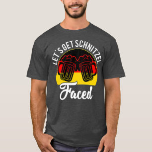 Lasst uns Schnitzel gegenüber der deutschen Flagge T-Shirt