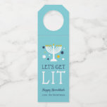 Lasst uns sehen | Funny Hanukkah Flaschenanhänger<br><div class="desc">Dress up your Hanukkah wine,  spirits or bier geschenke mit diesen niedlichen und lustigen tags. Flaschenhangtags sind mit einem türkisblauen Hintergrund mit "Let's get lit" und einer hellen Menorah-Abbildung mit blauen und weißen Sternen versehen. Passen Sie mit einem Namen und/oder personalisierten Hanukkah Gruß.</div>