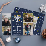 Lasst uns sehen | Funny Hanukkah Foto Collage Feiertagskarte<br><div class="desc">Zeit,  sich zu erhellen..die Menorah,  das ist! Die lustige Hanukkah-Fotokarte zeigt "Lasst uns beleuchtet werden" unter einer Menorah-Illustration mit blauen und weißen Sternen. Fügen Sie vier Ihrer Lieblings-Fotos in einem Collage-Layout,  zusammen mit Ihren Namen und einem benutzerdefinierten Hanukka-Gruß. Personalisieren Sie die Rückseite auf Wunsch mit einem zusätzlichen Foto.</div>