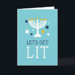 Lasst uns sehen | Funny Hanukkah Grußkarte Feiertagskarte<br><div class="desc">Die lustige Hanukkah-Grußkarte weist einen türkisblauen Hintergrund mit "Lasst uns beleuchten" und eine helle Menorah-Illustration mit blauen und weißen Sternen auf. Passen Sie die Innenseite mit einer vorgedruckten Hanukkah-Nachricht und Unterschrift an.</div>