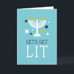 Lasst uns sehen | Funny Hanukkah Grußkarte Feiertagskarte<br><div class="desc">Die lustige Hanukkah-Grußkarte weist einen türkisblauen Hintergrund mit "Lasst uns beleuchten" und eine helle Menorah-Illustration mit blauen und weißen Sternen auf. Passen Sie die Innenseite mit einer vorgedruckten Hanukkah-Nachricht und Unterschrift an.</div>