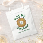 Latkes Happy Hanukkah Chanukah Juwish Holidays Geschenktütchen<br><div class="desc">Das Design zeigt eine originelle Marker-Illustration eines leckeren Latke Potato Pancakes mit sauer Creme, ein Grundnahrungsmittel der jüdischen Urlaubsküche. Ideal für Hanukkah-Gaben. Personalisieren Sie einfach mit Ihren Informationen! Dieses Latkes Design ist auch auf anderen Produkten erhältlich. Viele weitere Feinschmecker-Designs sind auch in diesem Shop erhältlich! Sehen Sie nicht, wonach Sie...</div>