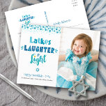 Latkes Laughter Light Modern Fun Hanukkah Foto Feiertagspostkarte<br><div class="desc">"Latkes, lachen & leicht." Spaß, skurrile handgefertigte Typografie, zusammen mit einem zufälligen Star of David Muster in staubblau, türkis und aquamarin auf weißem Hintergrund, zusammen mit dem Foto Ihrer Wahl, helfen Ihnen, in Hanukkah zu beginnen. Fühlen Sie sich die Wärme und Freude der Ferienzeit, wenn Sie diese atemberaubende, farbenfrohe, personalisierte...</div>