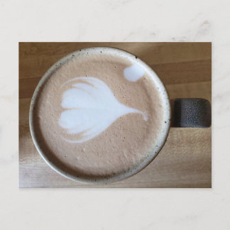 Latte Kunst auf einem Holztisch Postkarte