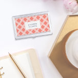 Lattice Muster für Korallen und Weißer Octagon Lin Visitenkarten Etui<br><div class="desc">Tragen Sie Ihre Visitenkarten in schicker, klassischer Form mit unserem personalisierten Kartengehäuse. Das präppy-Design zeichnet sich durch ein geometrisches achteckiges Netzgittermuster in Weiß auf der sonnigen Korallenpfirsich aus. Fügen Sie einen Namen, ein Monogramm oder einen Firmennamen in der passenden marineblauen Schrift für ein poliertes, berufliches Aussehen hinzu. Hinweis des Designers:...</div>