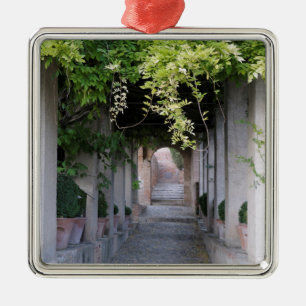Laubüberwachsener Gehweg, Spanien Ornament Aus Metall