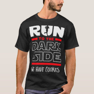 Lauf zur dunklen Seite, wir haben Kekse T-Shirt