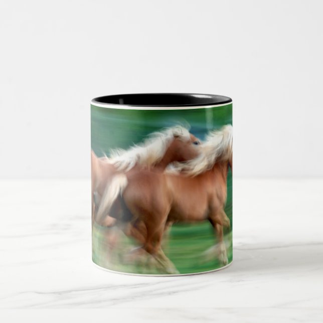 Laufen der Palomino-Pferdekaffee-Tasse Zweifarbige Tasse (Mittel)