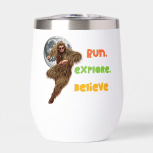 Laufen, erkunden, glauben Sie an den Funny Bigfoot