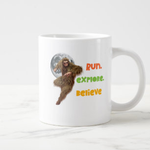 Laufen, erkunden, glauben Sie an den Funny Bigfoot Jumbo-Tasse