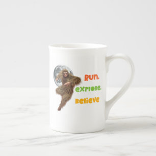 Laufen, erkunden, glauben Sie an den Funny Bigfoot Prozellantasse