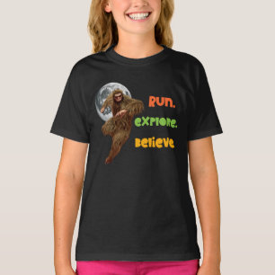 Laufen, erkunden, glauben Sie an den Funny Bigfoot T-Shirt