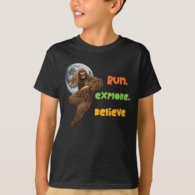 Laufen, erkunden, glauben Sie an den Funny Bigfoot T-Shirt (Vorderseite)