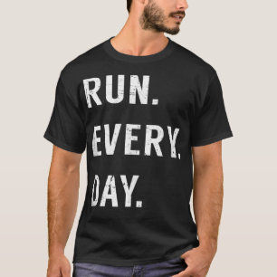 Laufen Sie jeden Tag den Laufsteg, der täglich von T-Shirt