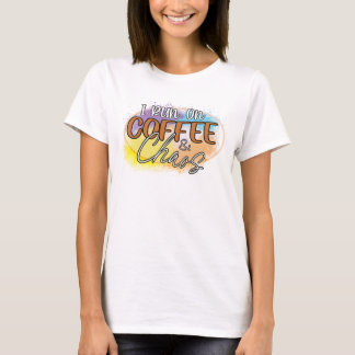 Laufend auf Koffein und Chaos T-Shirt