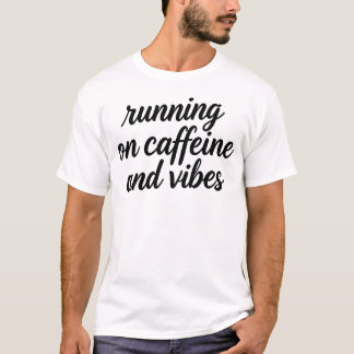 Laufend auf Koffein und Vibes Pinsel Schrift Zitat T-Shirt