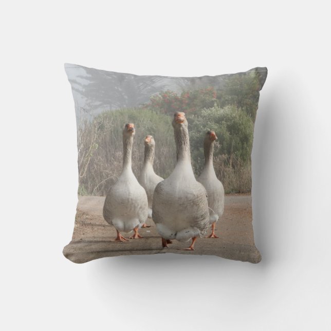 Laufende Familie der Gänse Kissen (Vorderseite)
