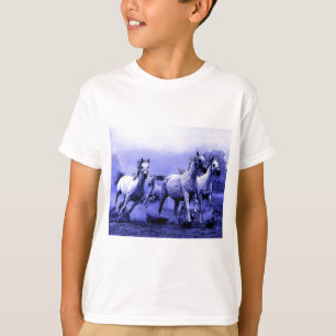 Laufende Pferde und blauer Mondlicht T-Shirt