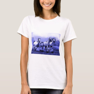 Laufende Pferde und blauer Mondlicht T-Shirt