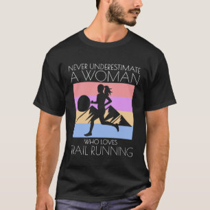 Laufende Rennstrecke unterschätzt nie eine Frau T-Shirt