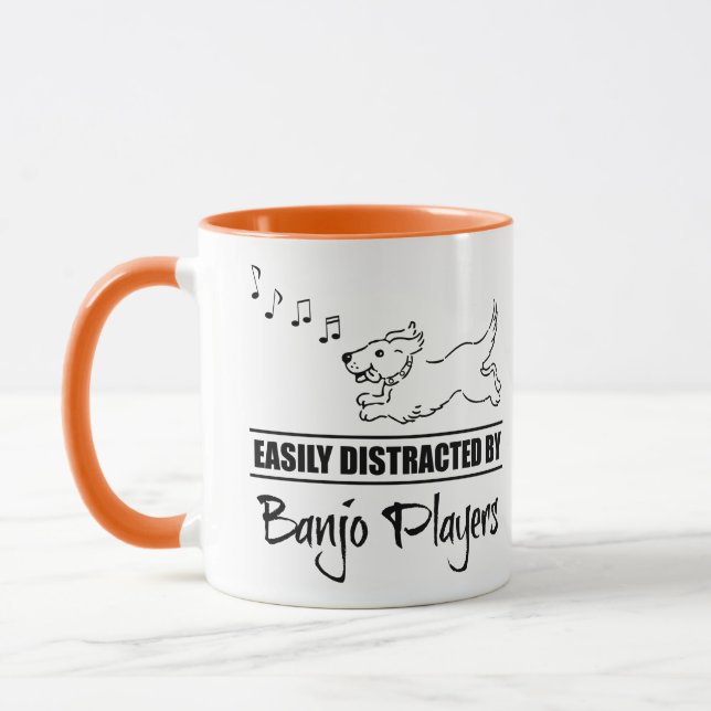 Laufender Hund leicht abgelenkt von den Tasse (Links)