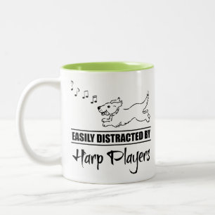 Laufender Hund leicht abgelenkt von den Zweifarbige Tasse