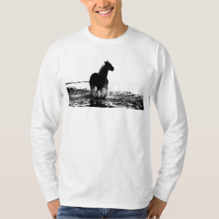 Laufendes Pferd, das den Mennes einen langgezogene T-Shirt
