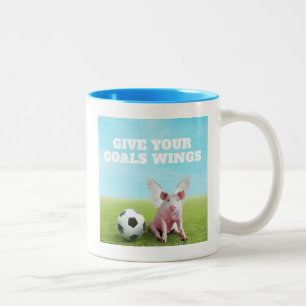Laufendes rosa fliegendes Schwein Fußball lustig i Zweifarbige Tasse