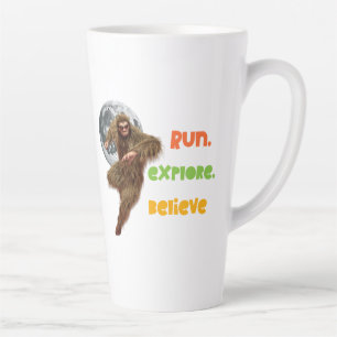 Laufendes Sasquatch-Abenteuer-Glaubens-Design Milchtasse