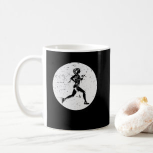Läuferin trainiert für die nächste Langstrecke Kaffeetasse