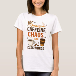 Läuft auf Koffein, Chaos und Kraftausdrücken T-Shirt