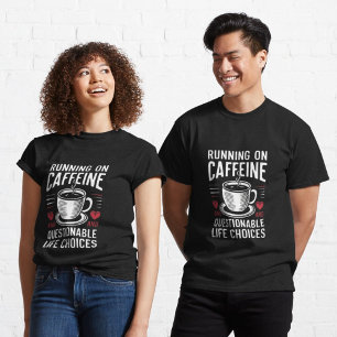 Läuft auf Koffein und fragwürdigen Lebensentscheid T-Shirt