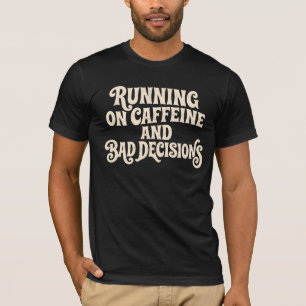 Läuft auf Koffein und schlechten Entscheidungen Re T-Shirt
