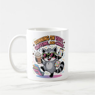 Läuft auf Vibes, Koffein und Chaos Chibi-Waschbär Kaffeetasse
