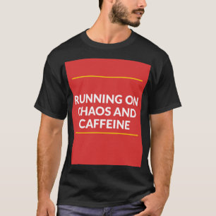 Läuft mit Chaos und Koffein T-Shirt Lustiger Kaf