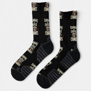 Läuft mit Kaffee und Chaos Lustige Lifestyle-Kunst Socken