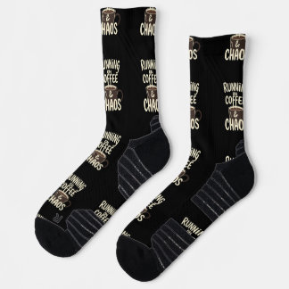 Läuft mit Kaffee und Chaos Lustige Lifestyle-Kunst Socken