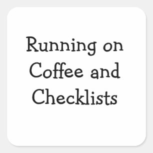 Läuft mit Kaffee und Checklisten Quadratischer Aufkleber